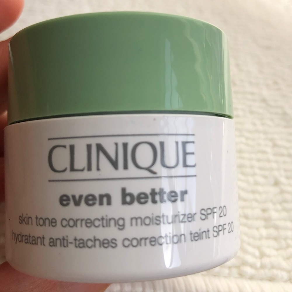 Clinique Even Better Skin Tone Correcting Moisturizer SPF 20 .5 Oz./15 ml - Picture 2 of 4